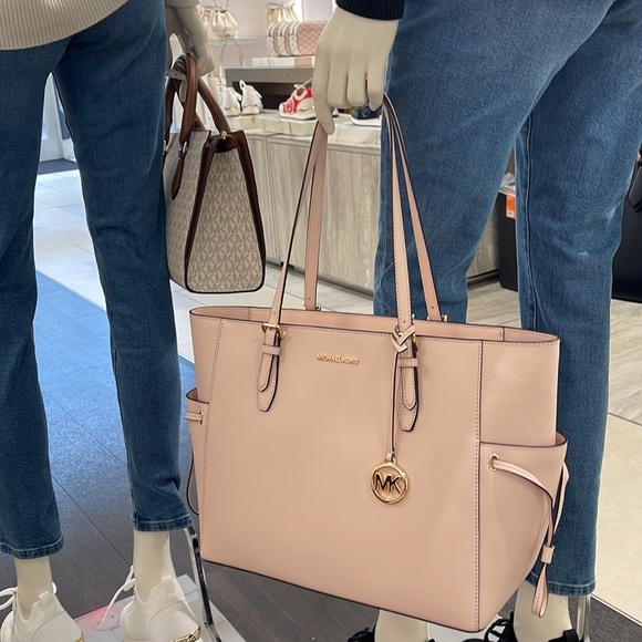 Michael Kors Gilly Large Drawstring Travel Leather Top Zip Tote
Powder Blash - Picture 3 of 16